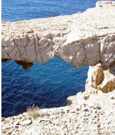 puente de roca sobre mar